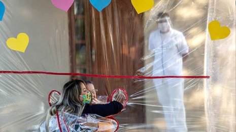 家族は感激! 抱き合っても安心な高齢者施設の“トンネル”