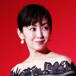 「捜査一課長」好調の源 “魔性の女”斉藤由貴のチラリズム