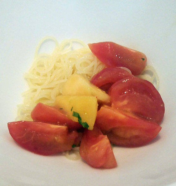 日本初のカッペリーニはトマトと桃で（Ｃ）日刊ゲンダイ