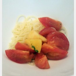 日本初のカッペリーニはトマトと桃で（Ｃ）日刊ゲンダイ