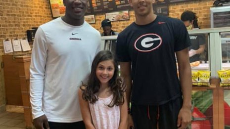 急なトイレのピンチ…少女を救った大学生2人に拍手喝采！