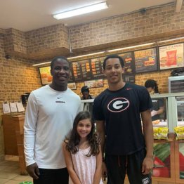 急なトイレのピンチ…少女を救った大学生2人に拍手喝采！