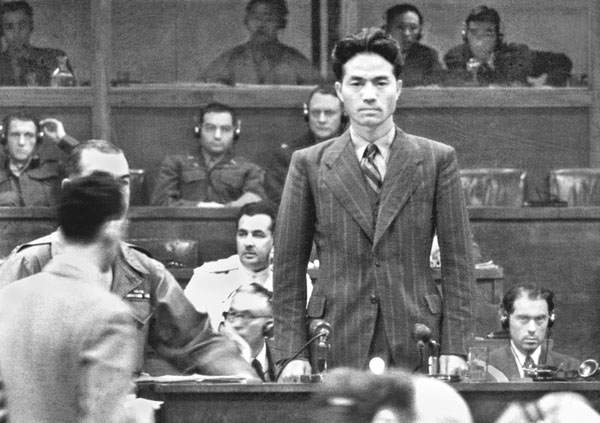 東京裁判でソ連側証人として証言する瀬島龍三（1946年10月18日）／（Ｃ）共同通信社