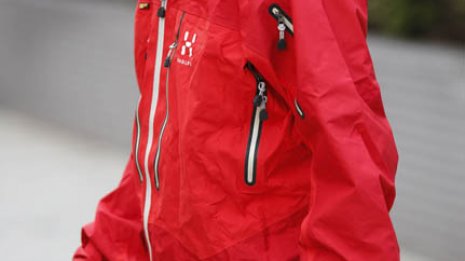 レインコートは不向き…梅雨対策ウエアはスポーツ用品店で