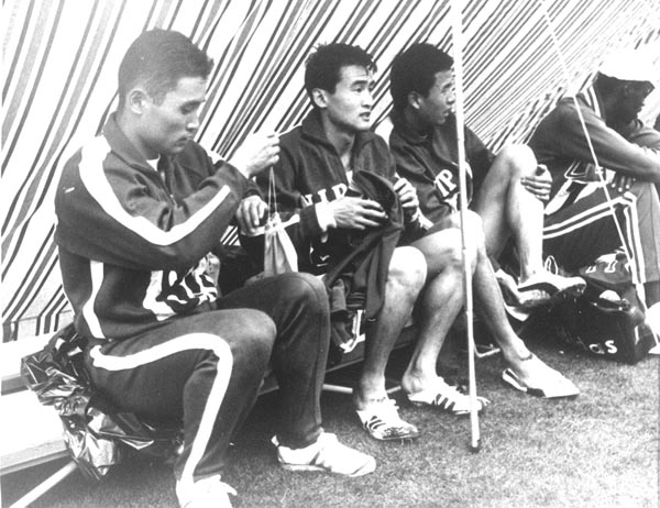 テントの中で東京五輪の出番を待つ山田宏臣（左3）／（Ｃ）共同通信社