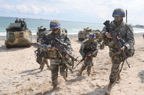 米軍との合同軍事演習を行う韓国軍（Ｃ）共同通信社