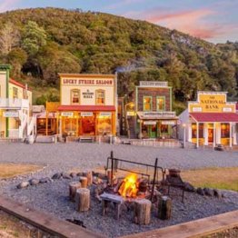 ちょっと欲しい？ 町全体が8億円で売りに出されています