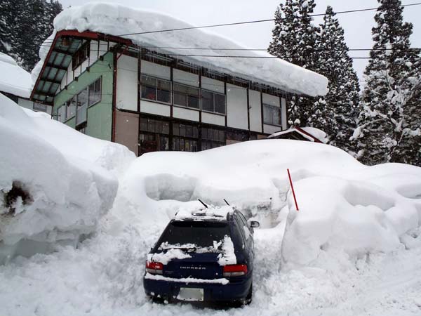 中村氏が雪かきをしながら暮らした長野県小谷村の一軒家（提供写真）