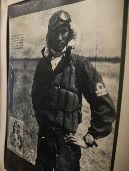 フィリピン・バンバンの歴史博物館に飾られた関行男大尉の写真（Ｃ）共同通信社