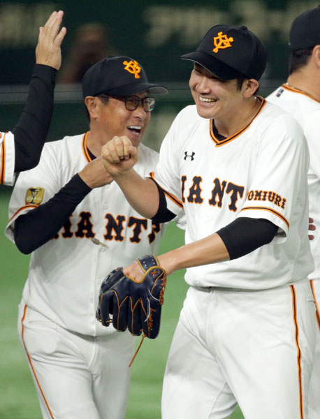 笑顔の宮本コーチ（左）と菅野（Ｃ）日刊ゲンダイ