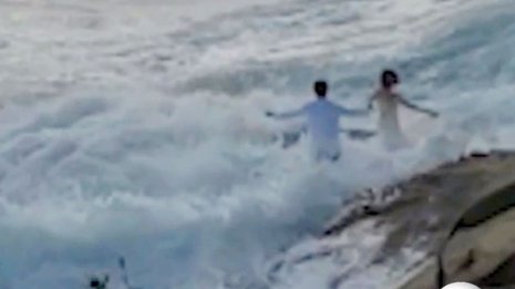 感動の結婚の記念撮影で大波に流された！衝撃動画が話題に