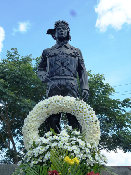 フィリピン・パンパンガ州のマバラカット東飛行場跡にある神風特攻隊の記念碑（2014年10月25日撮影）／（Ｃ）共同通信社