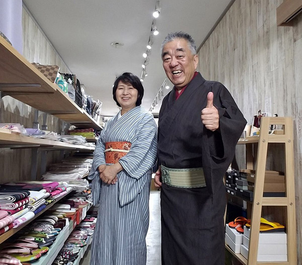 中村篤さん、夫人の秀子さんと店内で（提供写真）