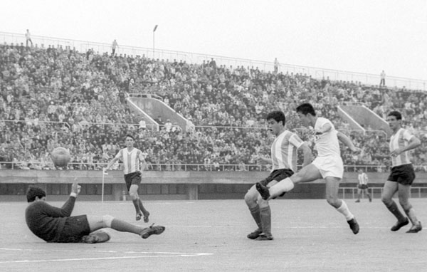 1964年東京五輪のアルゼンチン戦でゴールを決める杉山隆一（Ｃ）共同通信社