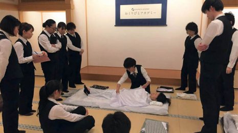 「おくりびと」全国3000人の半数は副業 では1回の収入は?