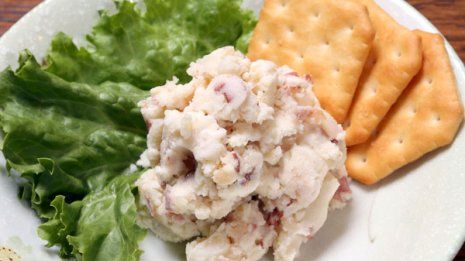 【いぶりがっこのポテトサラダ】燻製の風味でオトナ味に