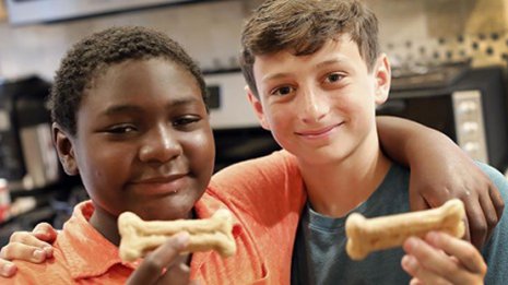 感心!10歳少年コンビが犬用手作りおやつの売上金を寄付