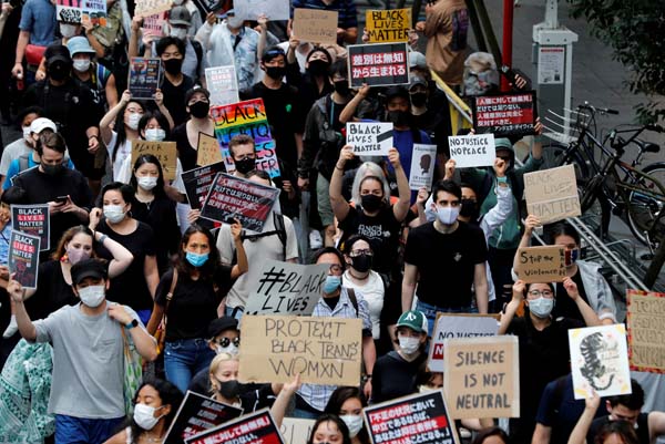 日本でも黒人男性暴行死事件に抗議のデモ行進する人々が…／（Ｃ）ロイター