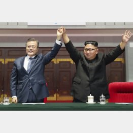 南北トップの思惑通りに…？（左から、歓声に応える韓国の文在寅大統領と北朝鮮の金正恩朝鮮労働党委員長、＝2018年、平壌写真共同取材団・共同）