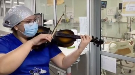 看護師がバイオリン演奏!医療崩壊寸前の現場に明るい笑顔