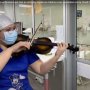 看護師がバイオリン演奏！医療崩壊寸前の現場に明るい笑顔