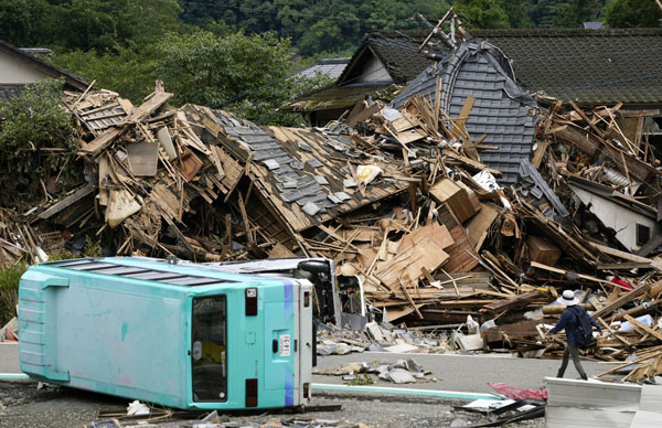 球磨川の氾濫で押しつぶされた家屋や横倒しになったバス（Ｃ）共同通信社