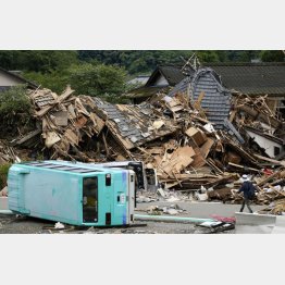 球磨川の氾濫で押しつぶされた家屋や横倒しになったバス（Ｃ）共同通信社