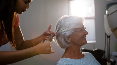 亡き妻への愛にあふれ…美容師に送った感謝の手紙に涙、涙