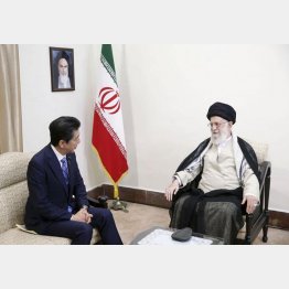 安倍首相はイランを訪問したがハメネイ師（右）は強硬だった（イラン最高指導者事務所提供・共同）