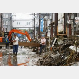 熊本県人吉市の市街地で復旧作業に当たる人たち（Ｃ）共同通信社