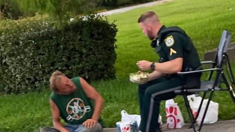 ホームレスと一緒に食事 警察官の無償の親切に称賛の声!