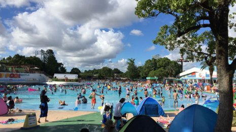 としまえん最後の夏 新型コロナでもプールは安心か?