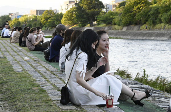 2020年今春、東京の大学に合格したがオンライン授業が続き、地元で過ごす日々に「大学生って感じがしない」と話す大学生（Ｃ）共同通信社