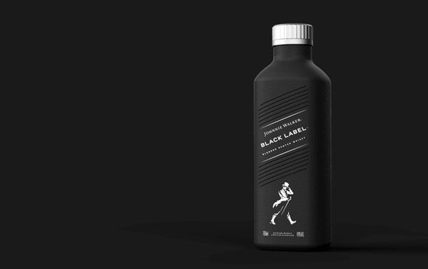 2021年からプラスチックを含まない紙ボトルでのジョニー・ウォーカーが（Ｃ）ロイター／Diageo PLC