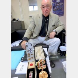 1964年東京五輪男子バレー銅メダルを見せる菅原貞敬さん（Ｃ）日刊ゲンダイ