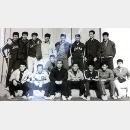 1964年東京五輪の代表メンバー（前列左端から菅原、松平コーチ、中村祐造、坂本光男監督）／（提供写真）