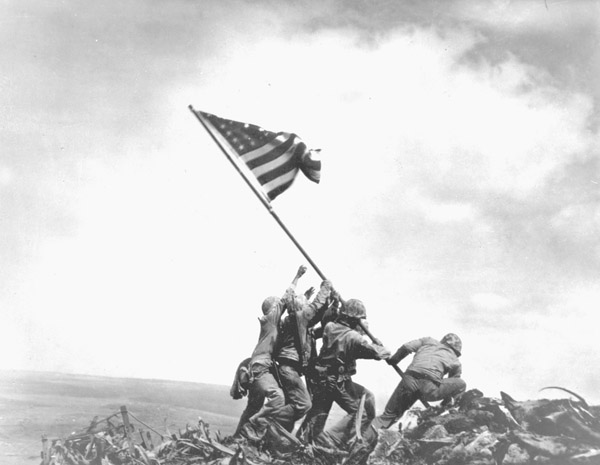 硫黄島に星条旗を揚げるアメリカ軍兵士（Ｃ）World History Archive／ニューズコム／共同通信イメージズ