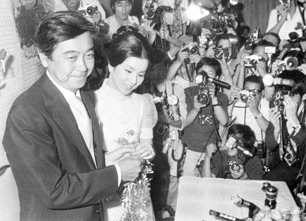1973年、女優の吉永小百合が演出家の岡田太郎氏と結婚（Ｃ）共同通信社