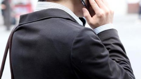 足立区「ながらスマホ防止条例」なぜ歩きながら通話もNG？