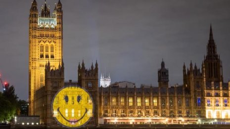 いま必要なのは笑顔！英国会議事堂に巨大ニコちゃんマーク