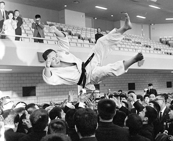 1964年東京五輪、柔道の重量級で優勝し胴上げされる猪熊功選手（Ｃ）共同通信社