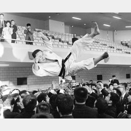 1964年東京五輪、柔道の重量級で優勝し胴上げされる猪熊功選手（Ｃ）共同通信社