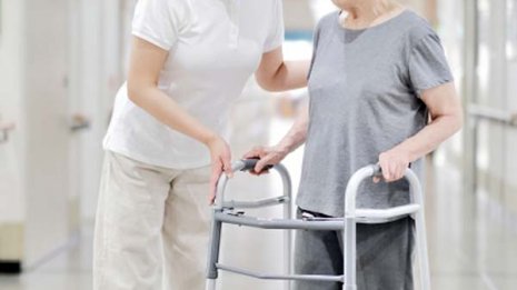 各地でクラスター続出…介護施設やショーパブ、集会などで