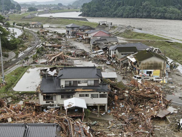 水害は増えている（熊本豪雨、球磨川（右上）の氾濫で被害を受けた熊本県球磨村の住宅地）／（Ｃ）共同通信社