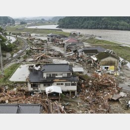 水害は増えている（熊本豪雨、球磨川（右上）の氾濫で被害を受けた熊本県球磨村の住宅地）／（Ｃ）共同通信社