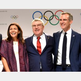 夏季五輪の開催都市決定後の記者会見で笑顔を見せるIOCのバッハ会長（央）と24年パリのイダルゴ市長（左）と28年ロサンゼルスのガーセッティ市長（Ｃ）共同通信社