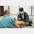 第91期棋聖戦5番勝負の第4局で渡辺明棋聖（手前）を破り最年少でタイトルを獲得した藤井聡太七段（代表撮影）