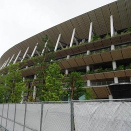 鉄板で囲われた国立競技場はさながらバブル後の“幽霊物件”