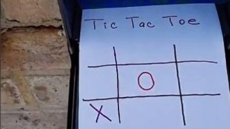 郵便配達員と「3目並べ」…外出制限の子供たちに流行中！