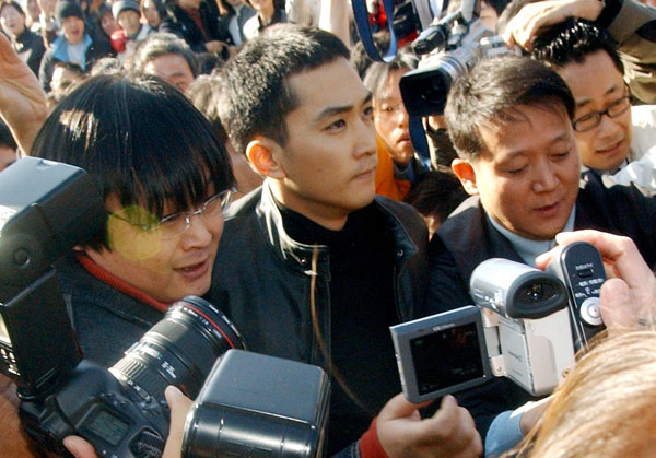 2004年、慌てて入隊した韓国の人気俳優ソン・スンホン（Ｃ）共同通信社